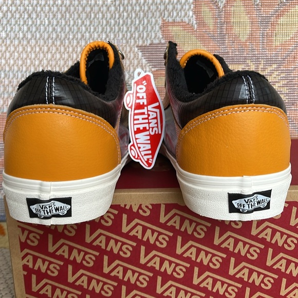 Vans Men’s Old Skool Mte (Mte) Apricot/Black
VN0A348F2NF
Sneakers All Weather - Picture 14 of 16